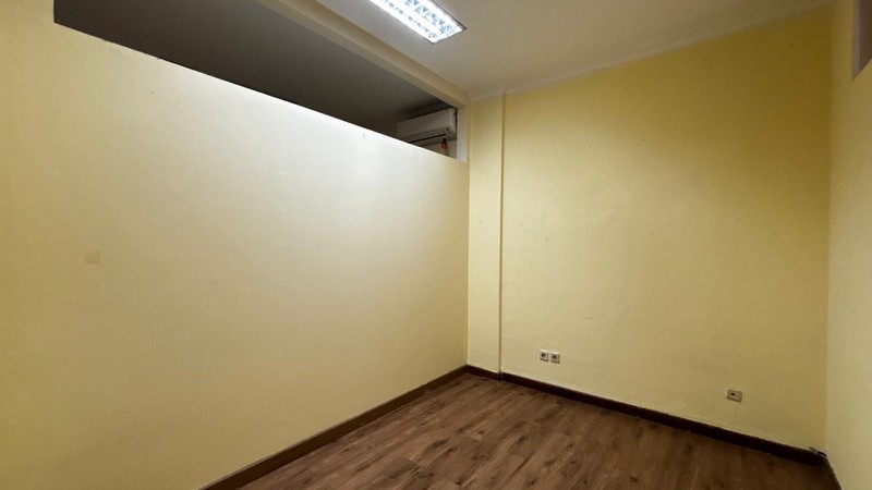 Ruang Kantor Hanya Satu Lantai Siap Huni, Di Ruko Royal Palace, Tebet, Jakarta Selatan