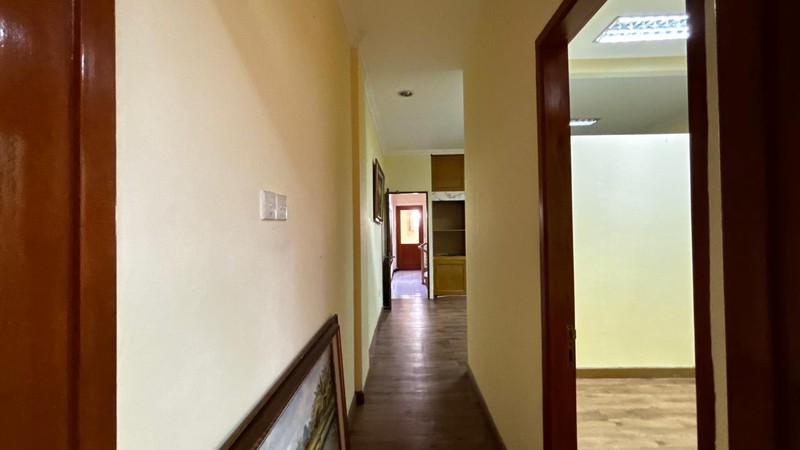 Ruang Kantor Hanya Satu Lantai Siap Huni, Di Ruko Royal Palace, Tebet, Jakarta Selatan