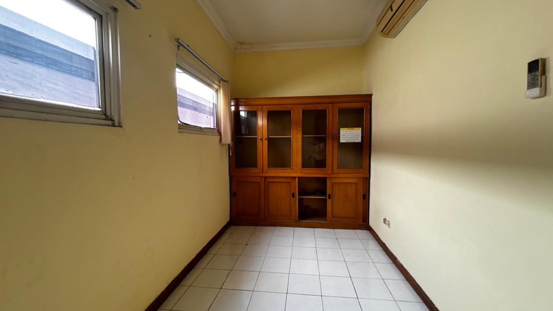 Ruang Kantor Hanya Satu Lantai Siap Huni, Di Ruko Royal Palace, Tebet, Jakarta Selatan