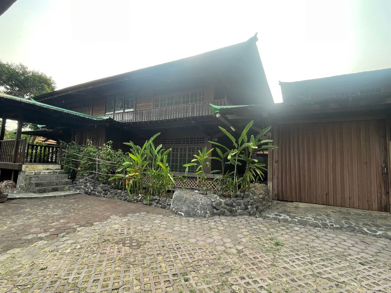 Turun Harga Rumah Unik Artistik Kayu  Merbau , Cozy, Homy - 2 Lantai di Jl. Jambore Cibubur 