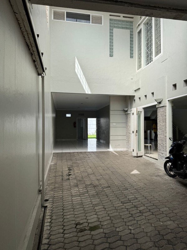 Rumah Lux Unfurnished di Maindroad Setiabudi, Bandung