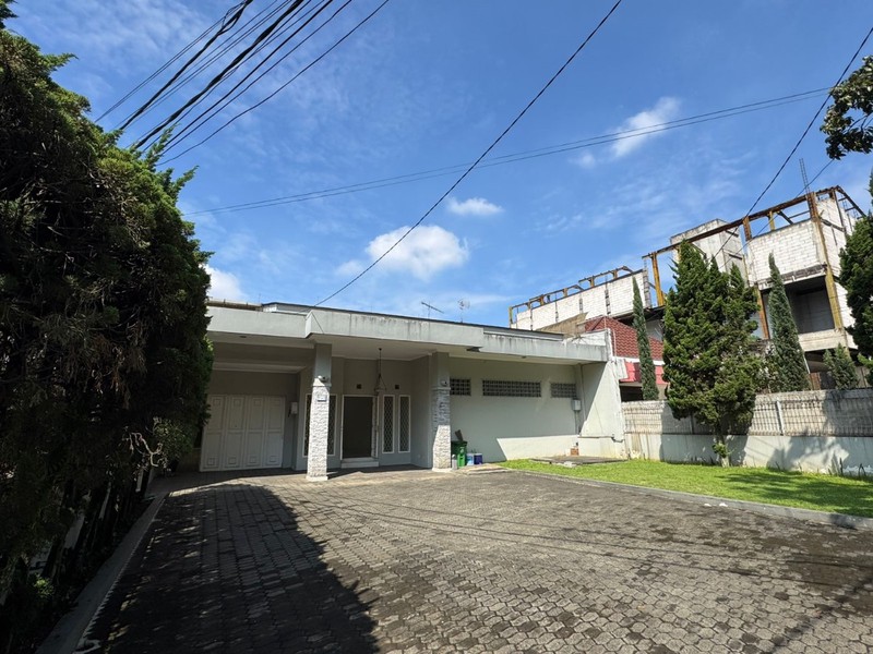 Rumah Lux Unfurnished di Maindroad Setiabudi, Bandung