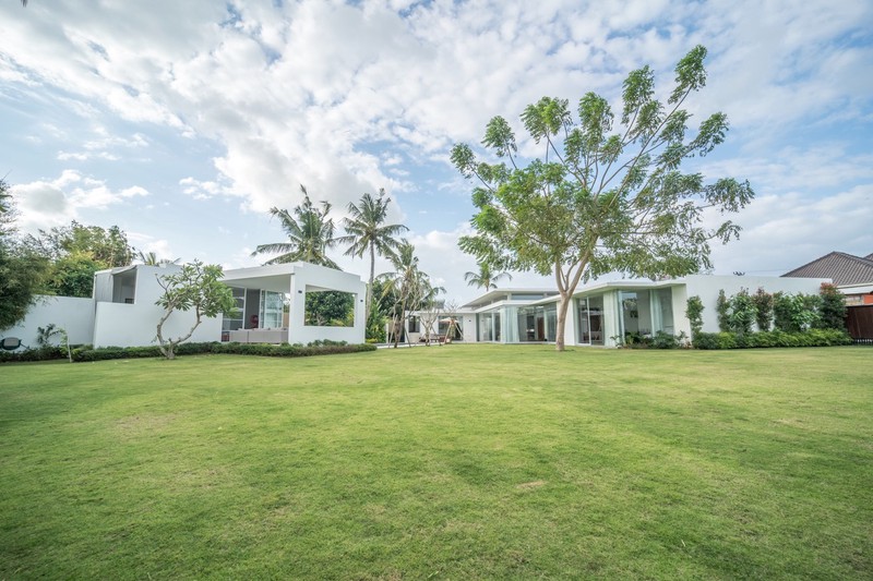 Freehold - Timeless Tropical Villa with Sophisticated Charm in Umalas