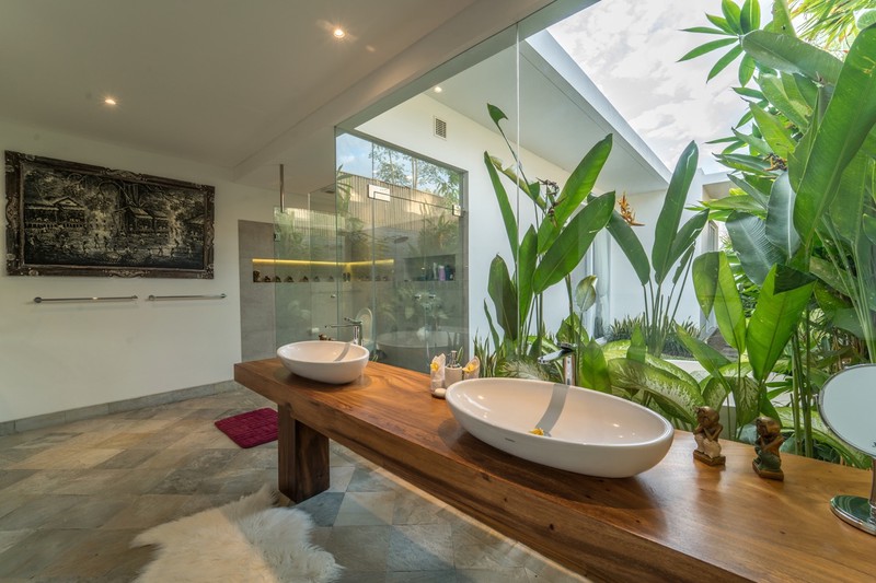 Freehold - Timeless Tropical Villa with Sophisticated Charm in Umalas