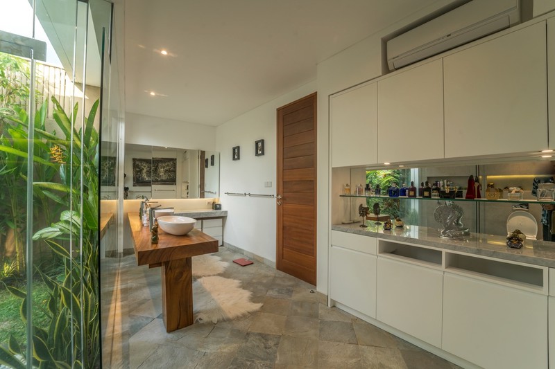 Freehold - Timeless Tropical Villa with Sophisticated Charm in Umalas