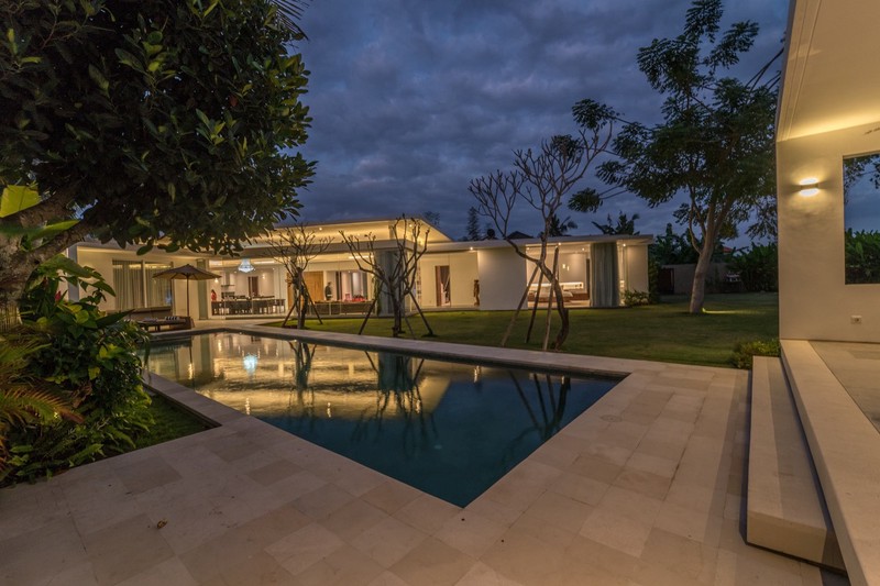 Freehold - Timeless Tropical Villa with Sophisticated Charm in Umalas
