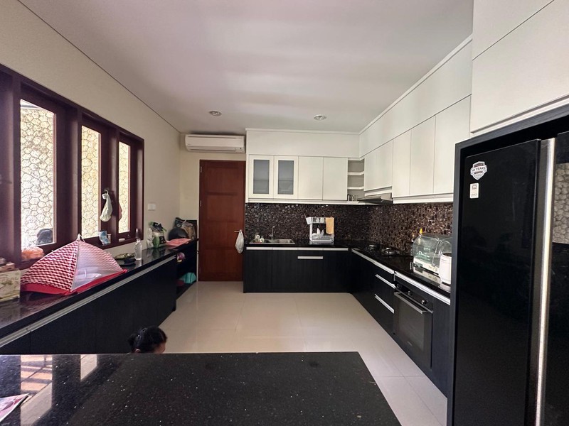 Freehold - Elegant 4-Bedroom Villa with Large Pool in Prime Bumbak Location