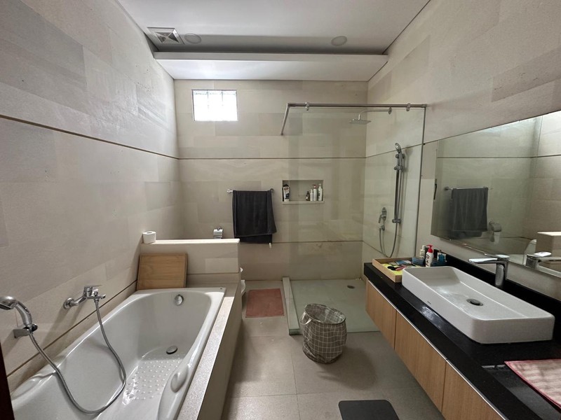 Freehold - Elegant 4-Bedroom Villa with Large Pool in Prime Bumbak Location