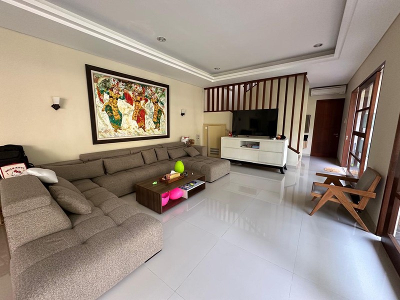 Freehold - Elegant 4-Bedroom Villa with Large Pool in Prime Bumbak Location