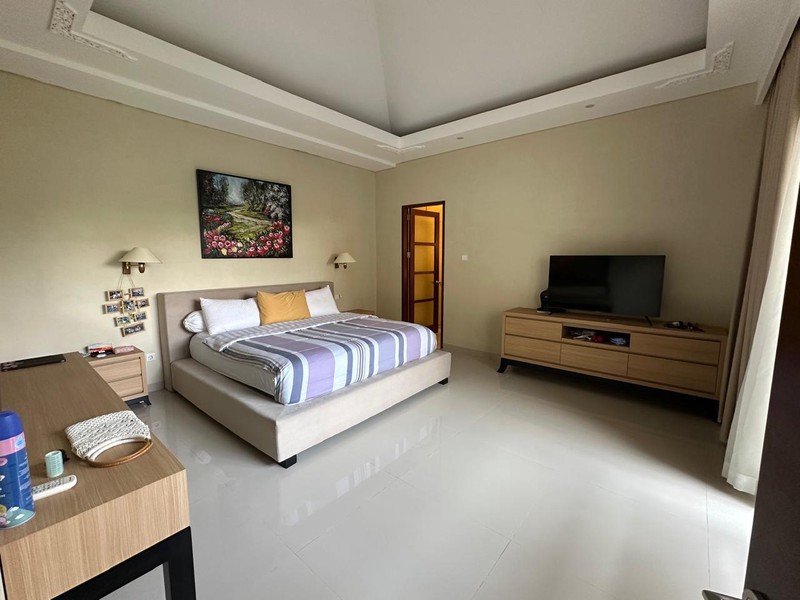 Freehold - Elegant 4-Bedroom Villa with Large Pool in Prime Bumbak Location