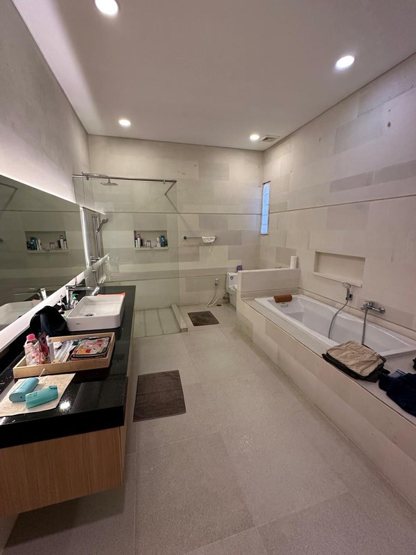 Freehold - Elegant 4-Bedroom Villa with Large Pool in Prime Bumbak Location