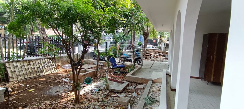 Rumah hook std 1 lantai dgn pekarangan yang luas 