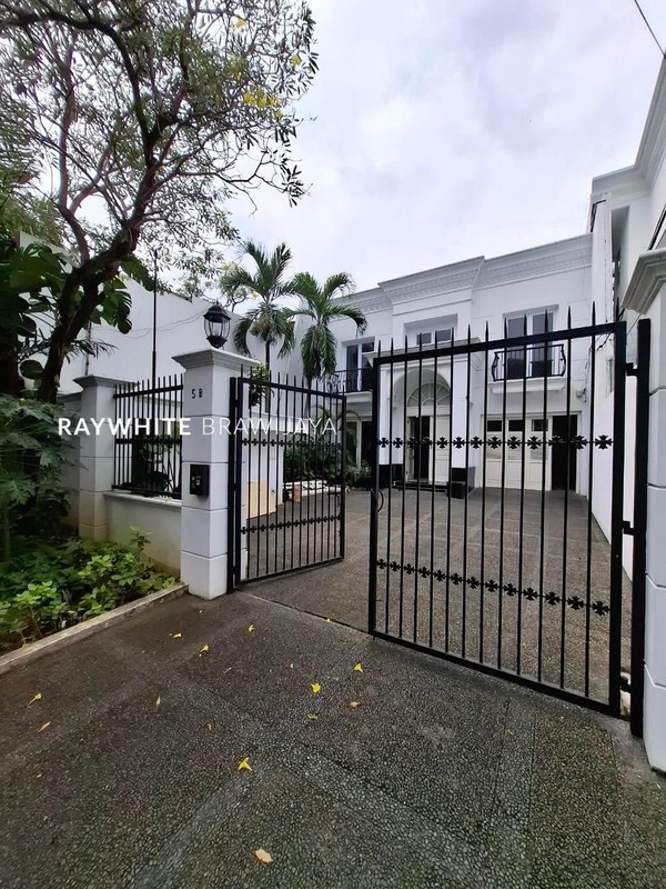 Rumah Mewah Lingkungan Tenang Area Kebayoran baru