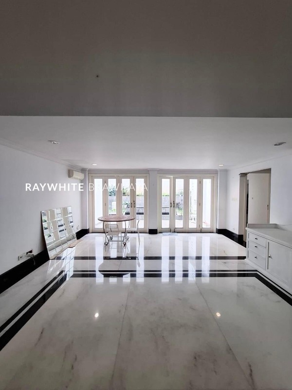 Rumah Mewah Lingkungan Tenang Area Kebayoran baru