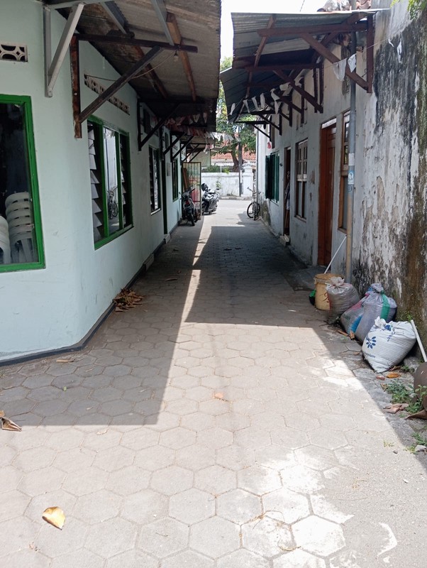 Tanah Bonus Rumah Lama Lokasi Dekat Pasar Ngasem, Kraton