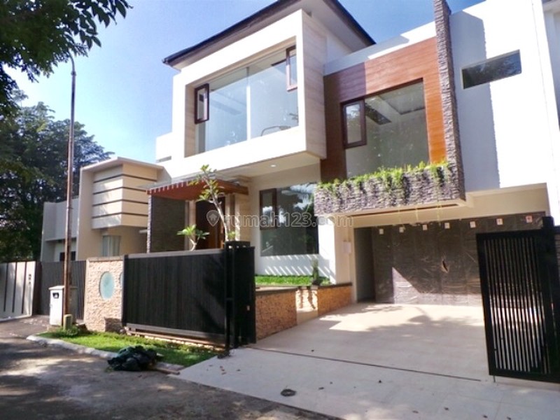 RUMAH MINIMALIS DAN NYAMAN DENGAN SWIMMING POOL DI PURI BINTARO