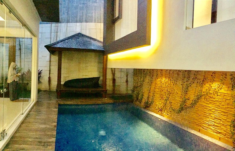 RUMAH MINIMALIS DAN NYAMAN DENGAN SWIMMING POOL DI PURI BINTARO