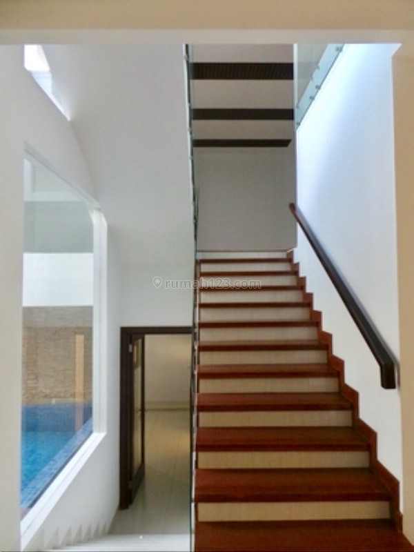 RUMAH MINIMALIS DAN NYAMAN DENGAN SWIMMING POOL DI PURI BINTARO