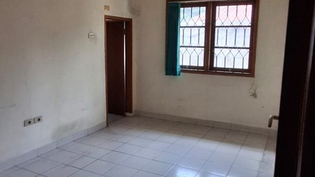 Rumah dengan Luas Tanah 465 m2 dan Bangunan 250 m2 Sertifikat SHM Lokasi Strategis @Ciputat