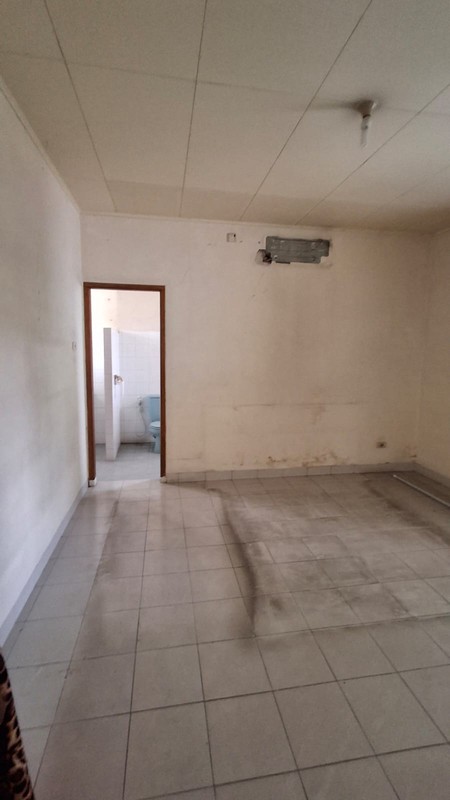 Rumah dengan Luas Tanah 465 m2 dan Bangunan 250 m2 Sertifikat SHM Lokasi Strategis @Ciputat