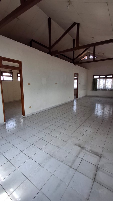 Rumah dengan Luas Tanah 465 m2 dan Bangunan 250 m2 Sertifikat SHM Lokasi Strategis @Ciputat