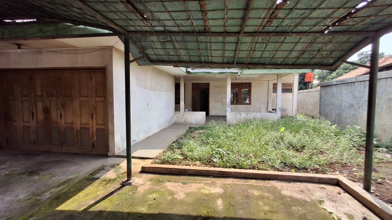 Rumah dengan Luas Tanah 465 m2 dan Bangunan 250 m2 Sertifikat SHM Lokasi Strategis @Ciputat