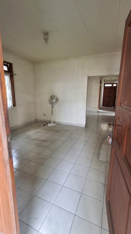 Rumah dengan Luas Tanah 465 m2 dan Bangunan 250 m2 Sertifikat SHM Lokasi Strategis @Ciputat