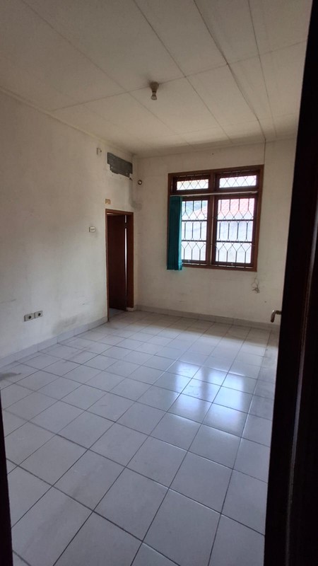 Di Sewakan Rumah dengan Luas Tanah 465 m2 dan Bangunan 250 m2 Sertifikat SHM Lokasi Strategis @Ciputat