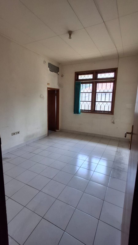 Di Sewakan Rumah dengan Luas Tanah 465 m2 dan Bangunan 250 m2 Sertifikat SHM Lokasi Strategis @Ciputat