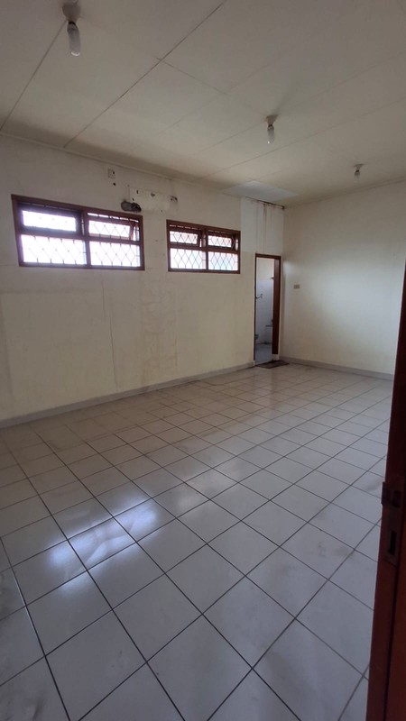 Di Sewakan Rumah dengan Luas Tanah 465 m2 dan Bangunan 250 m2 Sertifikat SHM Lokasi Strategis @Ciputat