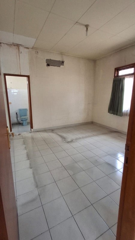 Di Sewakan Rumah dengan Luas Tanah 465 m2 dan Bangunan 250 m2 Sertifikat SHM Lokasi Strategis @Ciputat