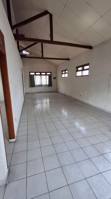 Di Sewakan Rumah dengan Luas Tanah 465 m2 dan Bangunan 250 m2 Sertifikat SHM Lokasi Strategis @Ciputat