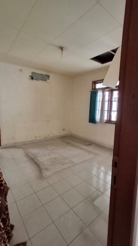 Di Sewakan Rumah dengan Luas Tanah 465 m2 dan Bangunan 250 m2 Sertifikat SHM Lokasi Strategis @Ciputat