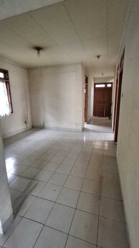Di Sewakan Rumah dengan Luas Tanah 465 m2 dan Bangunan 250 m2 Sertifikat SHM Lokasi Strategis @Ciputat