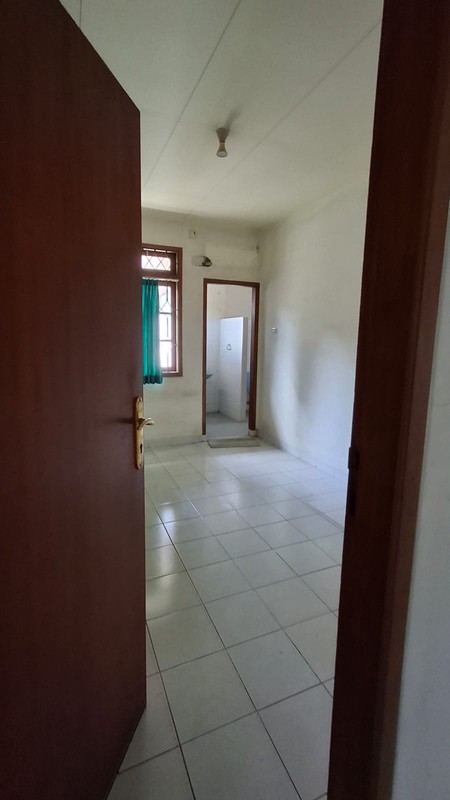 Di Sewakan Rumah dengan Luas Tanah 465 m2 dan Bangunan 250 m2 Sertifikat SHM Lokasi Strategis @Ciputat