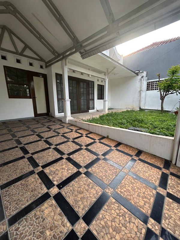 Rumah Siap Huni dengan KT 5+1 KM 3+1 Sertifikiat SHM di Bintaro Sektor 3