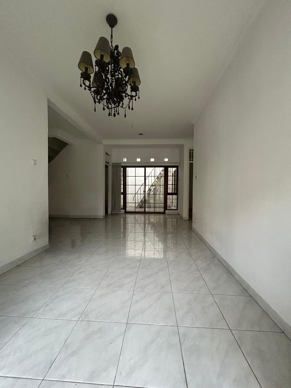 Rumah Siap Huni dengan KT 5+1 KM 3+1 Sertifikiat SHM di Bintaro Sektor 3