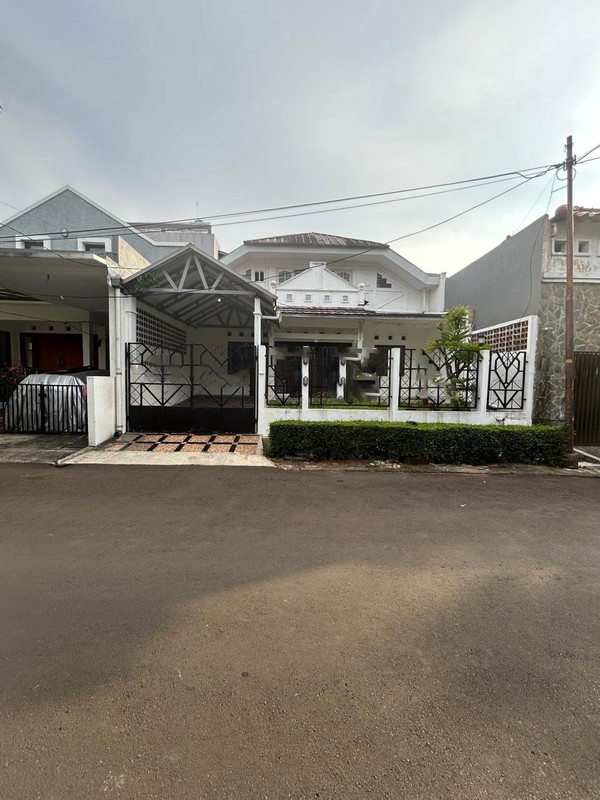 Rumah Siap Huni dengan KT 5+1 KM 3+1 Sertifikiat SHM di Bintaro Sektor 3