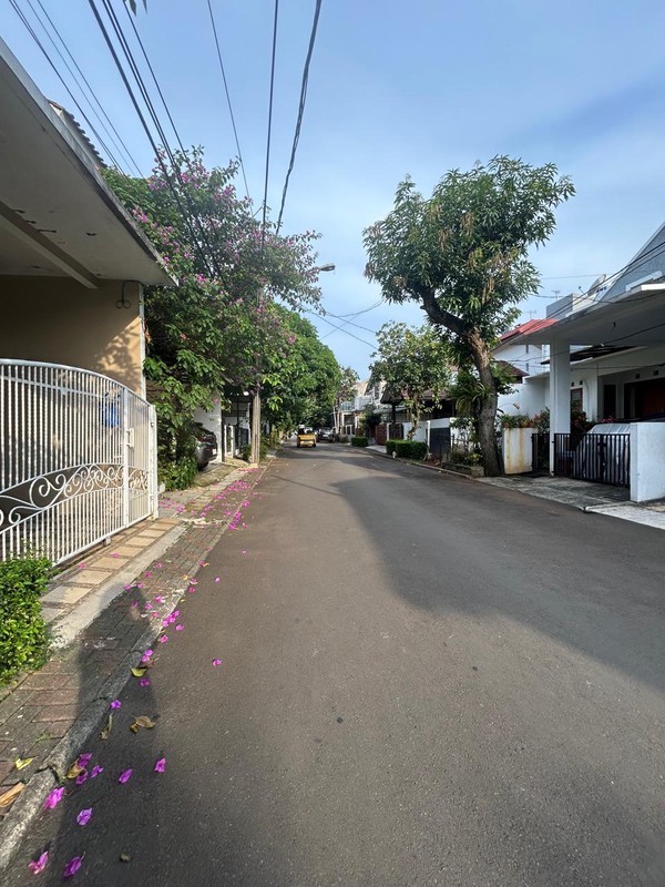 Rumah Siap Huni dengan KT 5+1 KM 3+1 Sertifikiat SHM di Bintaro Sektor 3