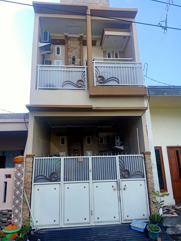 Rumah 2 lantai Sangat terawat termurah di Surabaya Utara