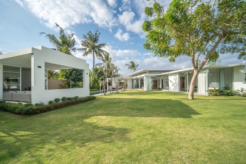 Freehold - Timeless Tropical Villa with Sophisticated Charm in Umalas