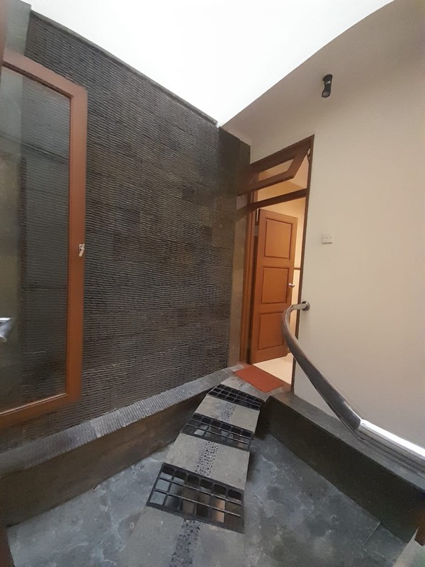 Dijual Rumah/Kantor 2,5 Lantai Di Bendungan Lihir, Jakarta Pusat
