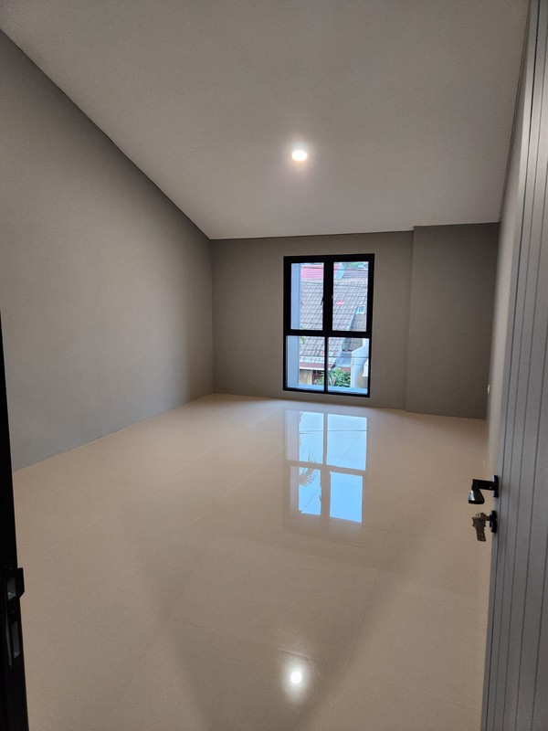 Rumah 2 Lantai Bagus dengan Desain Modern Siap Huni @Serpong, Tangsel