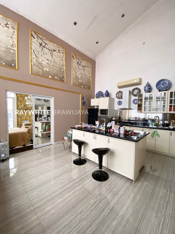 Rumah Bangunan 4,5 Lantai Lokasi Strategis Area Duren Tiga Raya
