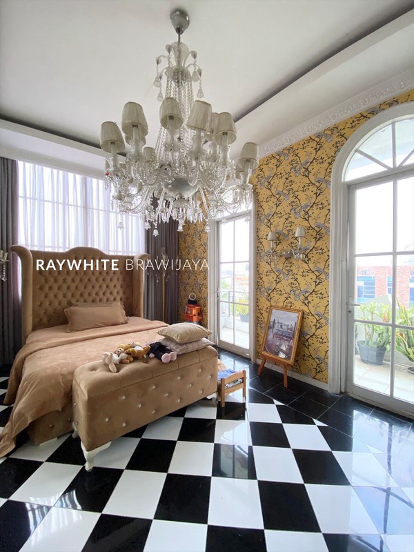 Rumah Bangunan 4,5 Lantai Lokasi Strategis Area Duren Tiga Raya