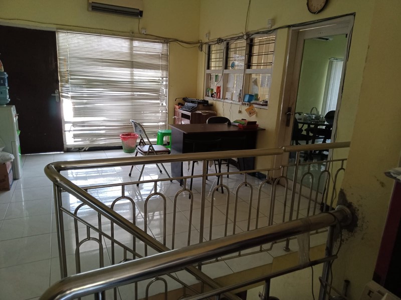 Rumah + Kantor Strategis Hadap Utara di Kertajaya Surabaya - SHM Lengkap