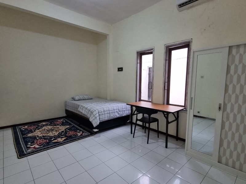 Dijual Cepat Rumah + Kost Aktif Klampis Surabaya - Siap Huni, 5 Kamar