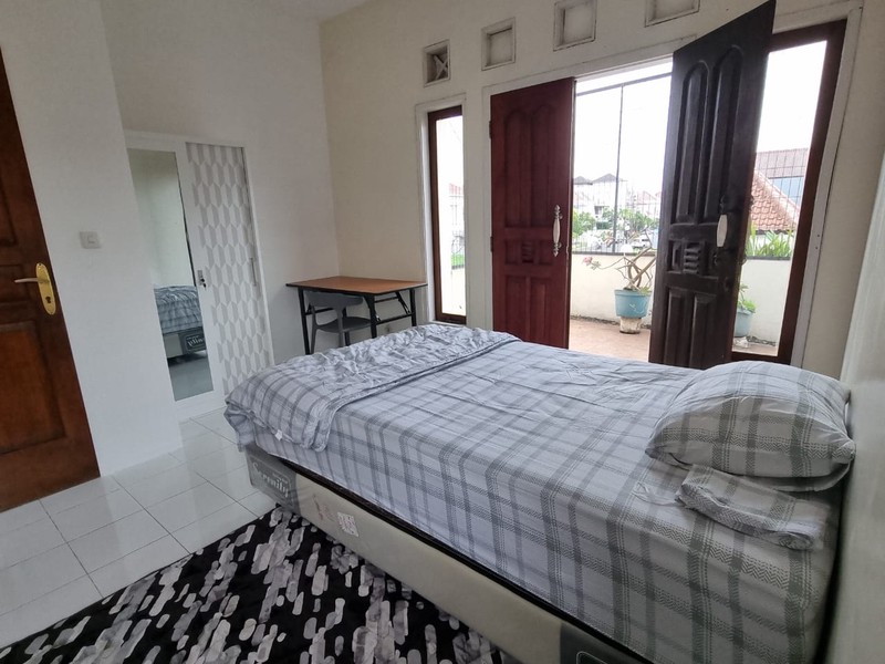 Dijual Cepat Rumah + Kost Aktif Klampis Surabaya - Siap Huni, 5 Kamar