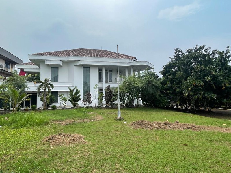 Dijual Rumah dalam lahan luas di Jatiwaringin Bekasi