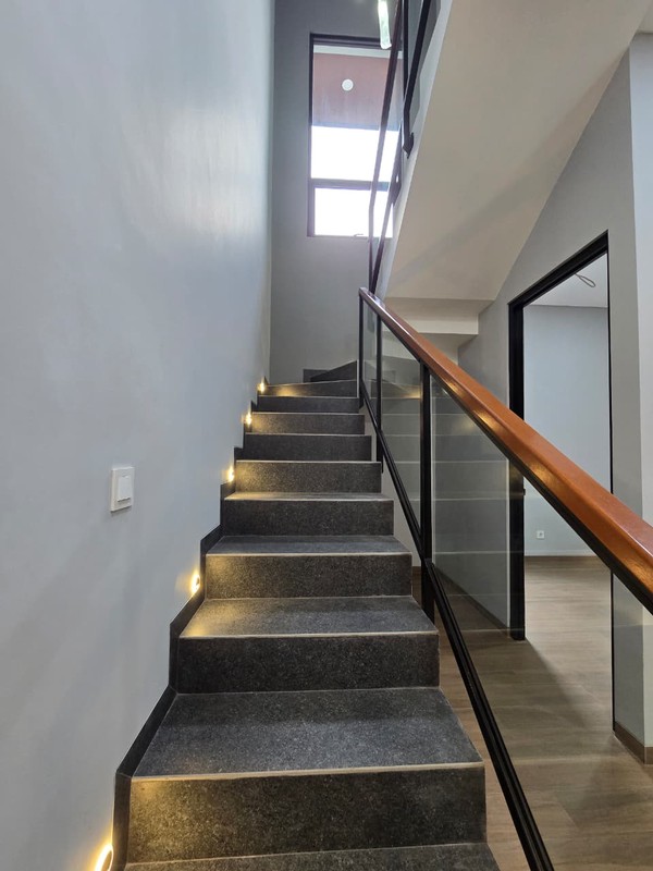 Rumah baru Hoek di BSD Griya Loka depan TAMAN